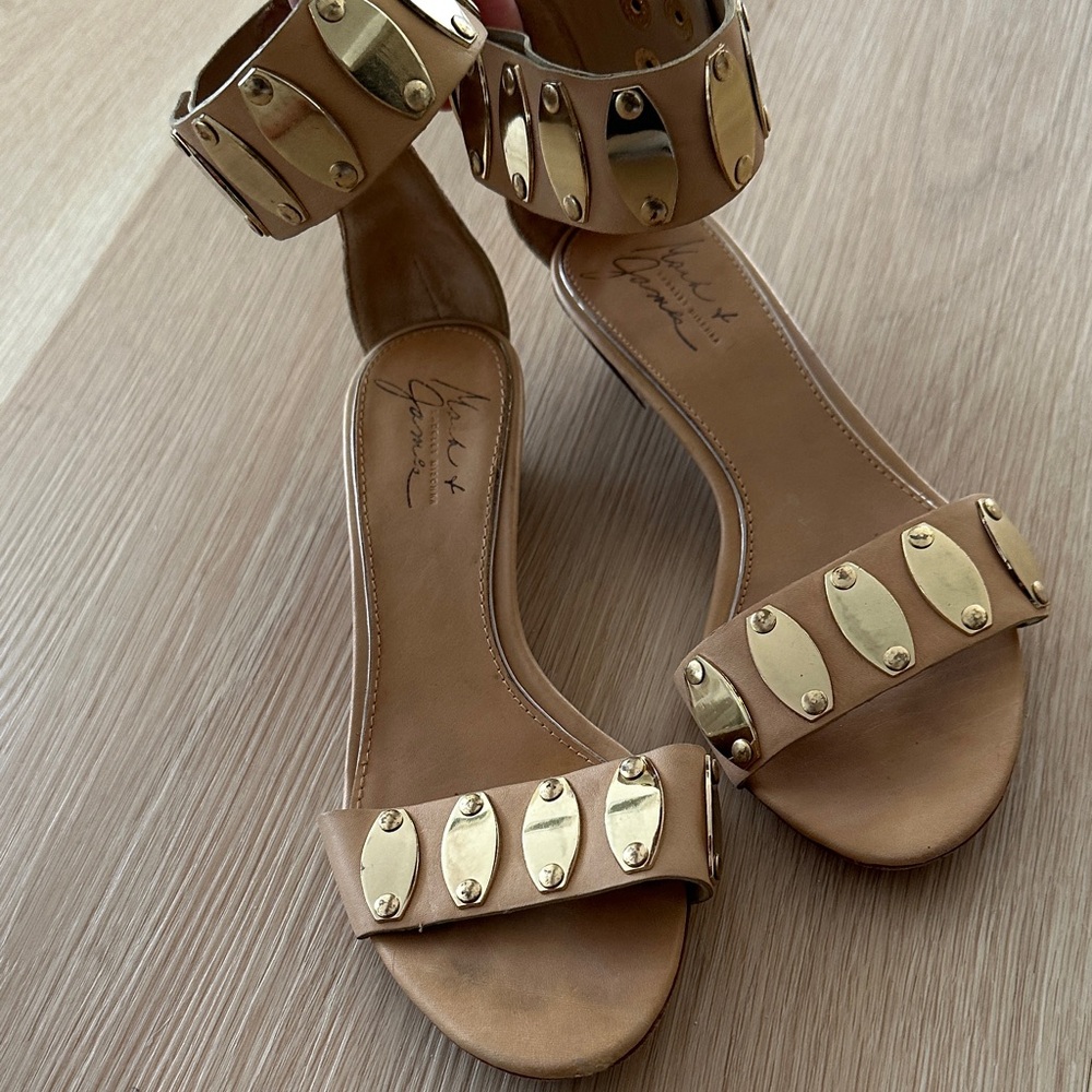 Badgley Mischka Tan Sandals with Gold Accents